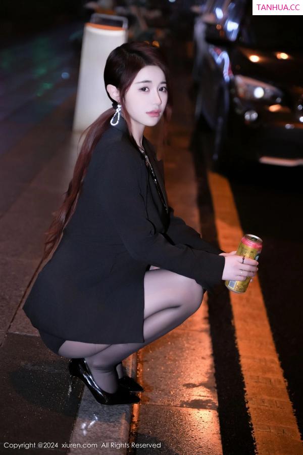 美七Mia  [XiuRen]高清写真图 2024.03.08 No.8199 美七 Mia 黑丝美腿第11张图片